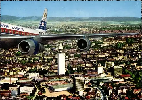 Ak Frankfurt am Main, Luftansicht, Flugzeug über der Stadt, Blick auf den Flügel