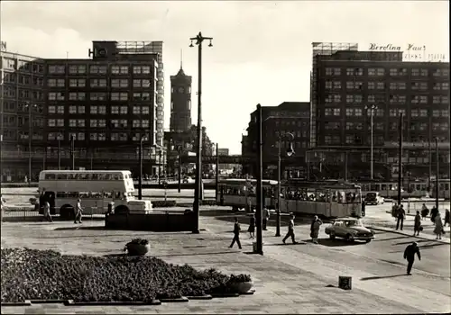 Ak Berlin Mitte, Straßenbahnen am Alexanderplatz, Passanten, Rathaus