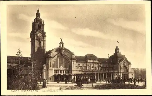 Ak Wiesbaden Hessen, Blick auf den Hauptbahnhof, Passanten