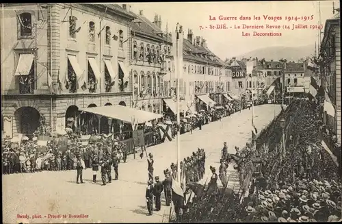 Ak Saint Dié des Vosges, La Derniere Revue, Les Decorations, 1914