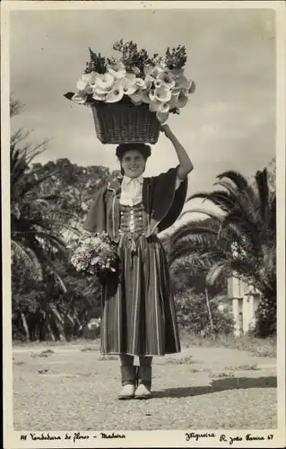 Ak Insel Madeira Portugal, Blumenverkäuferin