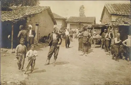 Foto Ak Partie in einem serbischen Ort, Ortsbewohner, Händler, I. WK