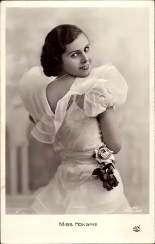 Ak Miss Ungarn, Frau in weißem Kleid, Portrait, Rose