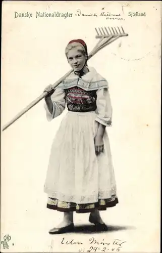 Ak Dänemark, Dänisches Bauernmädchen, Harke