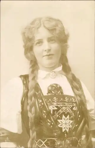 Foto Ak Frau in norwegischer Volkstracht, Portrait, Zöpfe