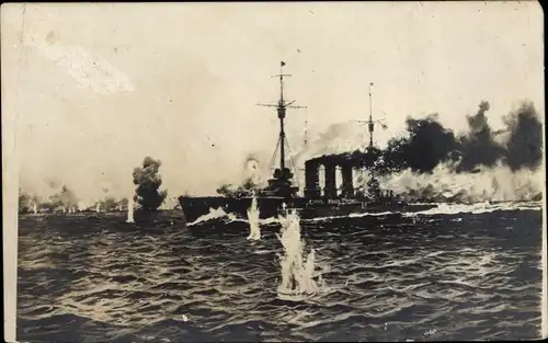 Ak Deutsches Kriegsschiff, SMS Regensburg im Kampf mit feindlichen Zerstörern, Kaiserliche Marine