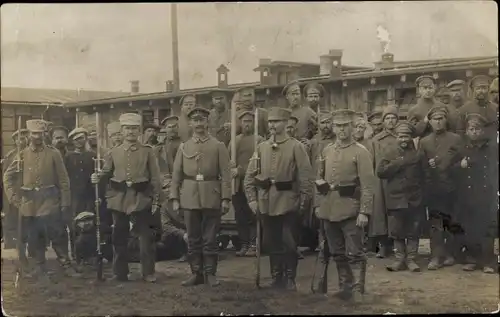 Foto Ak Kuk Kriegsgefangenenlager, russische Kriegsgefangene, kuk Wachsoldaten mit Bajonetten