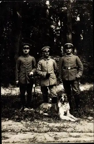Foto Ak Kaliningrad Königsberg Ostpreußen, deutsche Soldaten in Uniform, Hund
