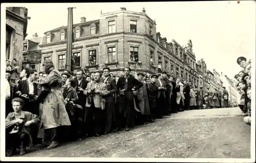 Foto Ak Meerane in Sachsen, Straßenpartie, Straßenfest, Während eines Rennens?, Fotografen