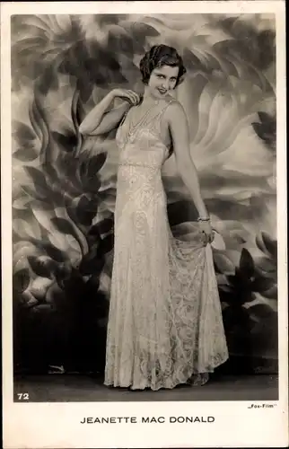 Ak Schauspielerin Jeanette Mac Donald, Portrait im Kleid