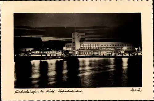 Ak Friedrichshafen am Bodensee, Hafenbahnhof bei Nacht, Wasserseite