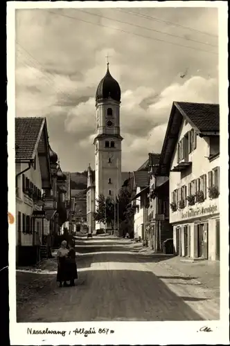 Ak Nesselwang Allgäu, Straßenpartie mit Blick auf Pfarrkirche St Andreas