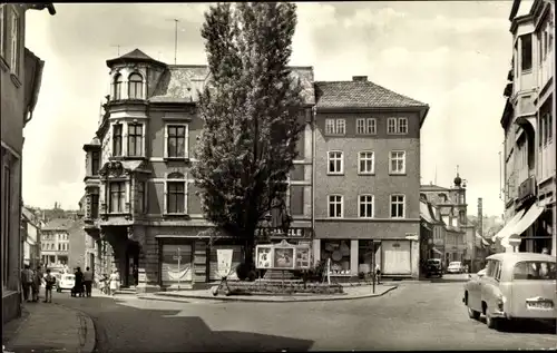 Ak Apolda in Thüringen, Puschkinplatz, Schaukästen, Passanten, Autos