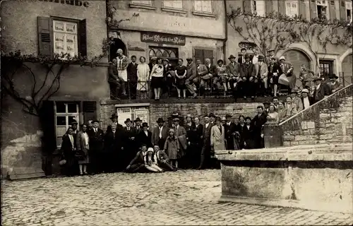 Foto Ak Deutschland, Weinstube, Passanten, Gruppenfoto