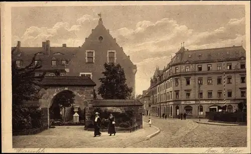 Ak Weißenfels im Burgenlandkreis, Partie am Kloster, zwei Frauen auf der Straße