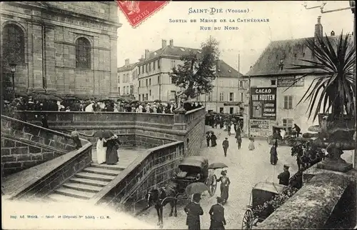 Ak Saint Dié des Vosges, Sortie de Messe de la Cathedrale, Rue du Nord
