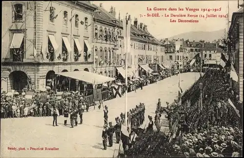 Ak Saint Die Lothringen Vosges, La Derniere Revue 1914, Les Decorations