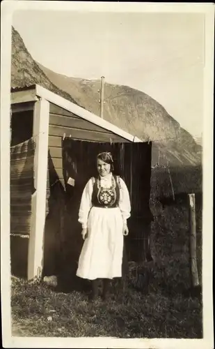 Foto Mädchen in norwegischer Volkstracht, Portrait, Im Hintergrund Berge, Hochspannungsleitung