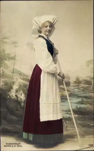 Ak Frau in norwegischer Volkstracht, Harke