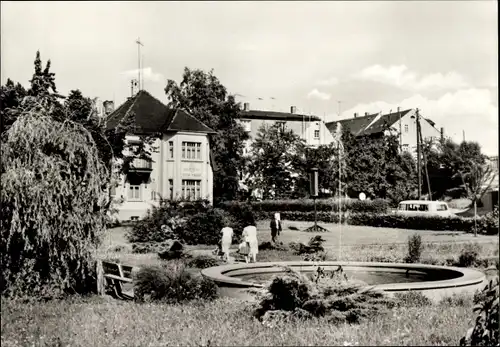 Ak Ronneburg in Thüringen, Karl Marx Platz, Springbrunnen