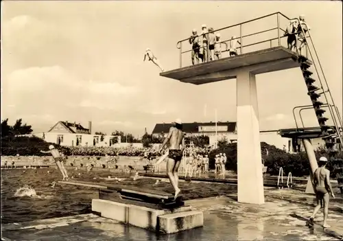 Ak Ronneburg in Thüringen, Sommerbad, Sprungturm