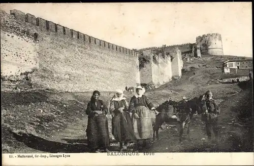 Ak Salonique Thessaloniki Griechenland, Yedi Koule, Frauen in Tracht mit Esel
