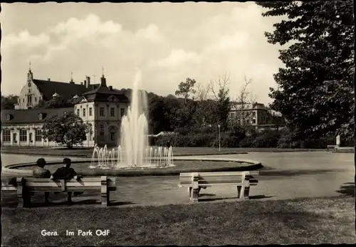 Ak Gera in Thüringen, Im Park OdF, Springbrunnen mit Sitzbänken