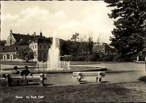 Ak Gera in Thüringen, Im Park OdF, Springbrunnen mit Sitzbänken