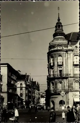 Foto Erfurt in Thüringen, Straßenansicht, Passanten, Haltestelle