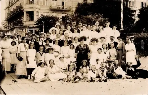 Foto Ak Ostseebad Zinnowitz auf Usedom, am Kurhaus, Sommergäste, Gruppenbild