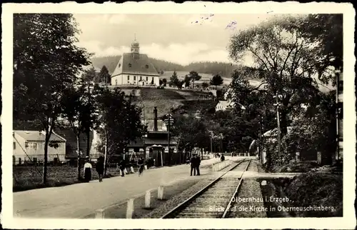 Ak Oberneuschönberg Olbernhau im Erzgebirge, Kirche, Straßenpartie, Bahnstrecke