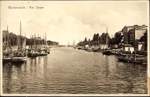 Ak Ostseebad Warnemünde Rostock, Am Strom, Fischerboote