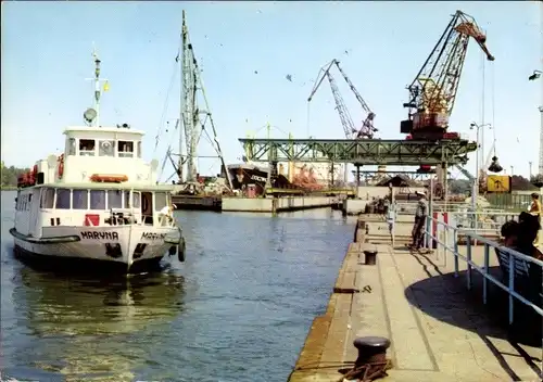 Ak Świnoujście Swinemünde Pommern, Partie am Hafen, Boot, Kran