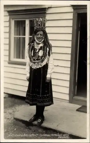Ak Frau in norwegischer Tracht, Braut, Kopfschmuck