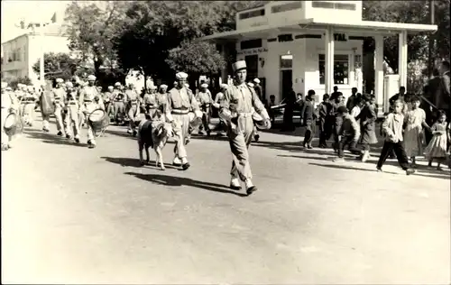 Foto Ak Batna Algerien, Soldaten bei einer Parade mit Schaf