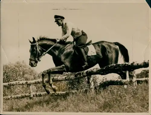 Foto Olympische Spiele 1936, Vielseitigkeitsreiter Freiherr Konrad von Wangenheim auf Kurfürst