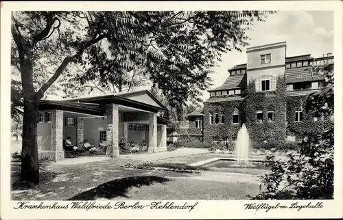 Ak Berlin Zehlendorf, Krankenhaus Waldfriede, Westflügel mit Liegehalle, Springbrunnen