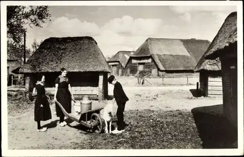 Ak Veluwe Gelderland Niederlande, op de Boerderij, Milchkarre