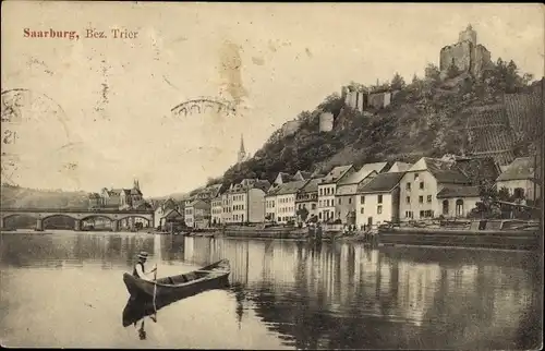 Ak Saarburg an der Saar, Ruderboot, Blick vom Fluss auf den Ort