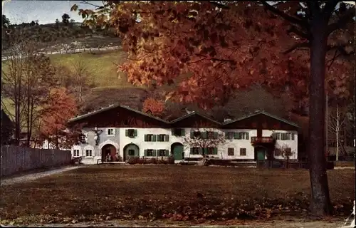 Ak Mittenwald im Kreis Garmisch Partenkirchen, Blick auf Bauernhaus im Herbst