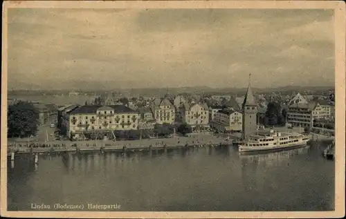 Ak Lindau am Bodensee Schwaben, Hafenpartie, Blick auf die Stadt, Schiff