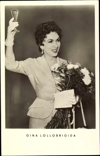 Ak Schauspielerin Gina Lollobrigida, Portrait, Sektglas, Blumenstrauß