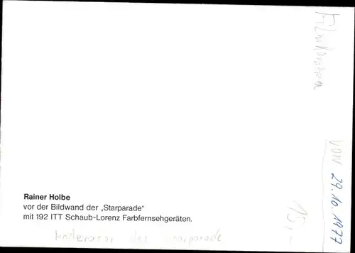 Ak Journalist und Fernsehmoderator Rainer Holbe vor der Bildwand der Starparade, Autogramm