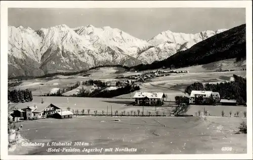 Ak Schönberg im Stubaital Tirol, Teilansicht mit Hotel und Pension Jägerhof, Nordkette, Winter