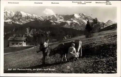 Ak Garmisch Partenkirchen, Partnachalm, Kuh wird gemolken