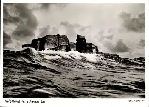 Ak Helgoland, Insel bei schwerer See