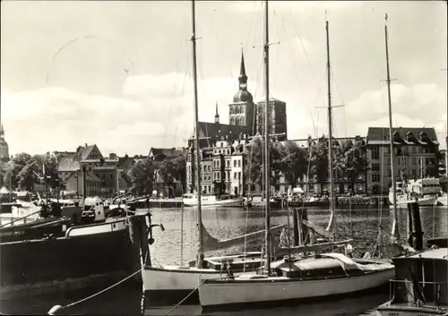 Ak Stralsund in Vorpommern, Hafen, Schiffe, Blick auf die Stadt