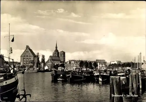 Ak Stralsund in Vorpommern, Im Hafen, Schiffe, Blick auf die Stadt