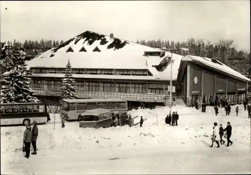 Ak Oberhof im Thüringer Wald, ´Großgaststätte Oberer Hof, Winteransicht, Passanten