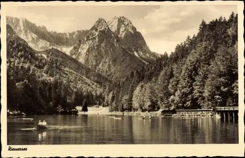 Ak Garmisch Partenkirchen in Oberbayern, Riessersee, Ruderboote, Höllental, Kl. u. Gr. Waxenstein